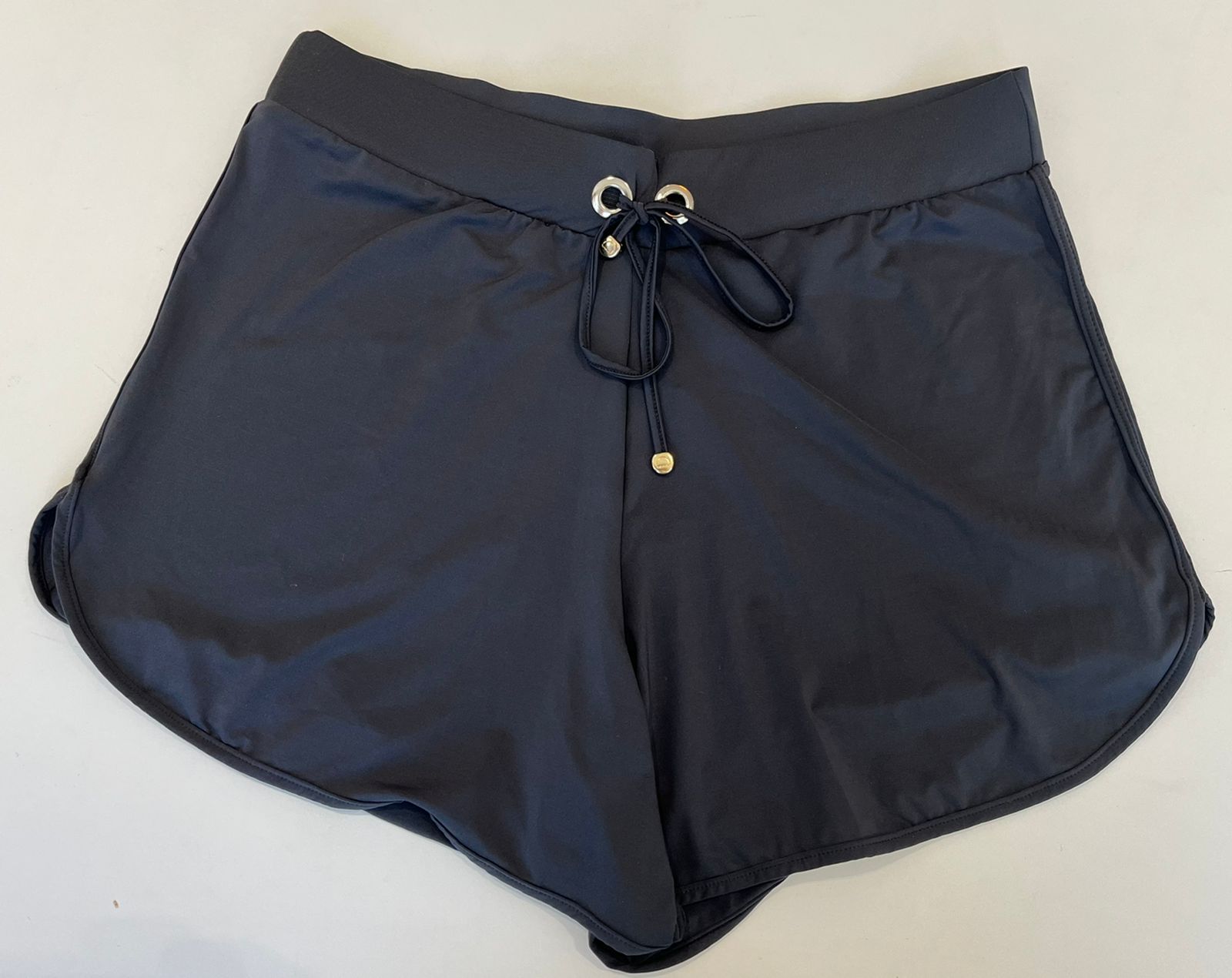Shorts com fendas laterais
