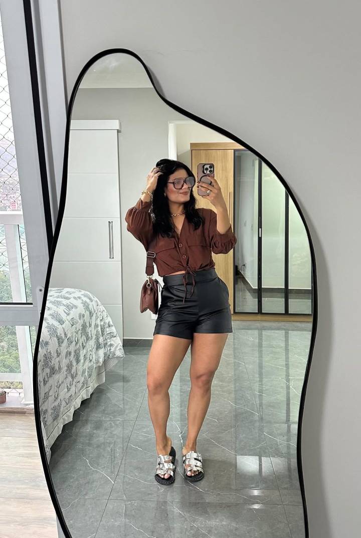 shorts pretos com sandália