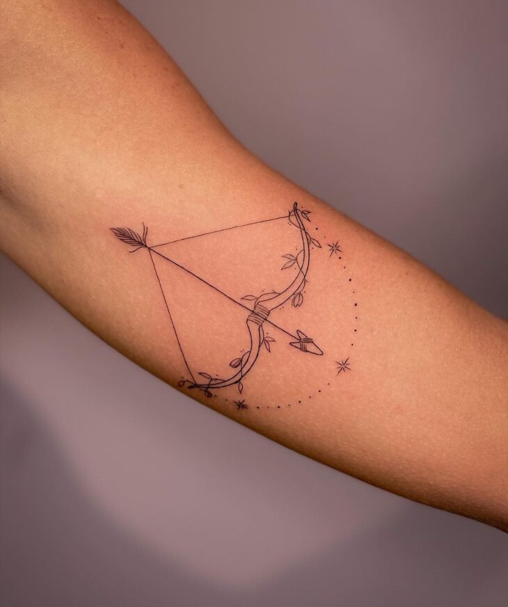 ideias tatuagem flecha sagitário feminina minimalista