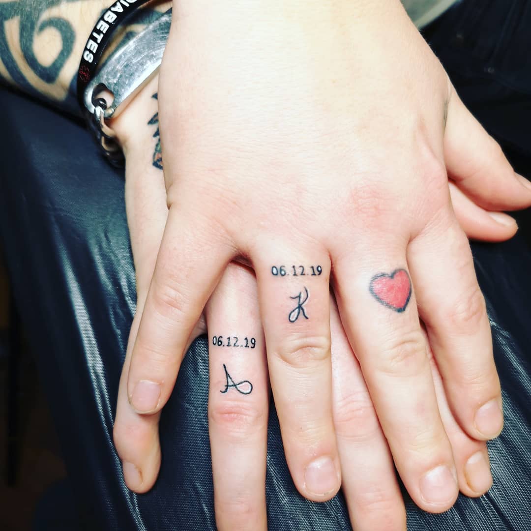 significado tatuagem coração dedo anelar casal