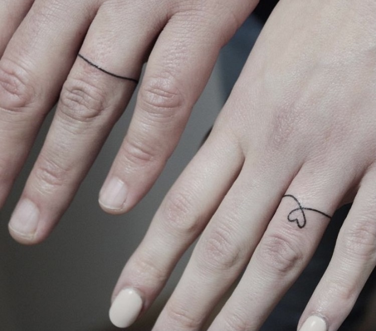 ideias tatuagem coracao dedo anelar casal