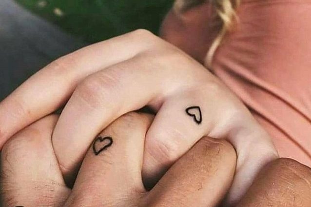 tatuagem coracao dedo anelar vs alianca tradicional