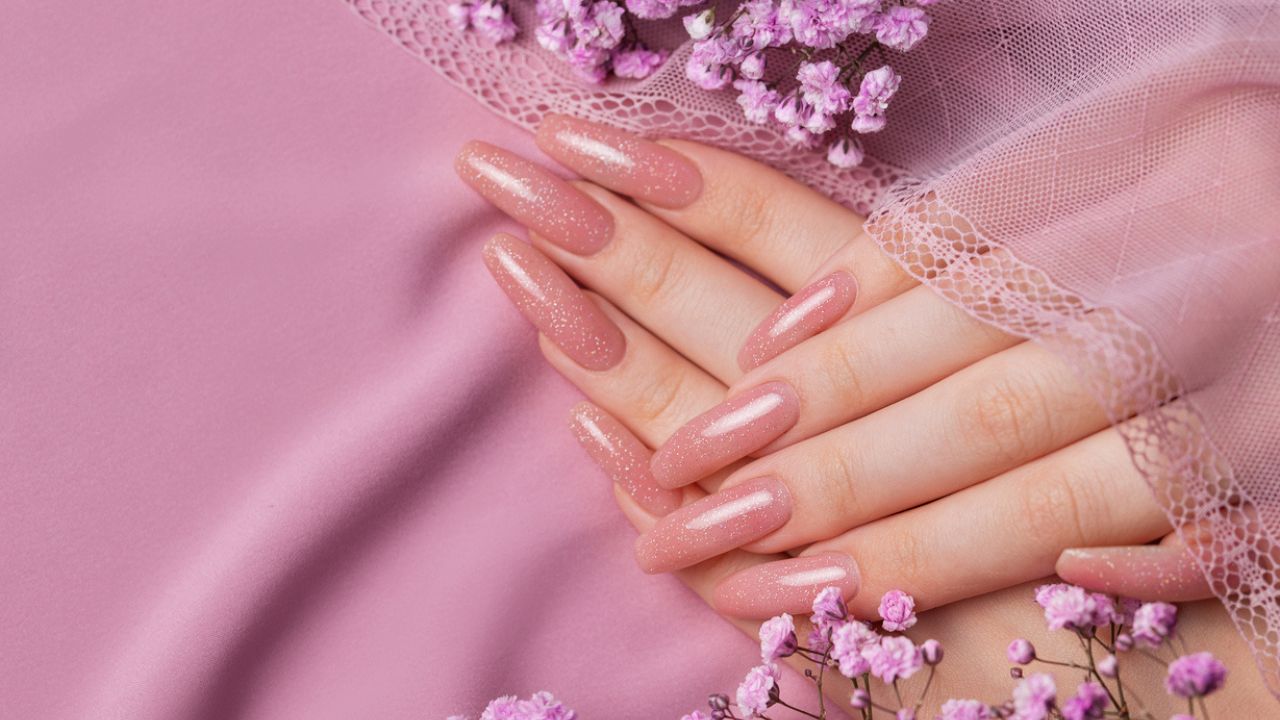 unha de gel decorada com flores delicadas