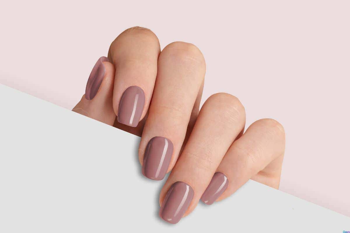 unha de gel decorada com glitter delicada