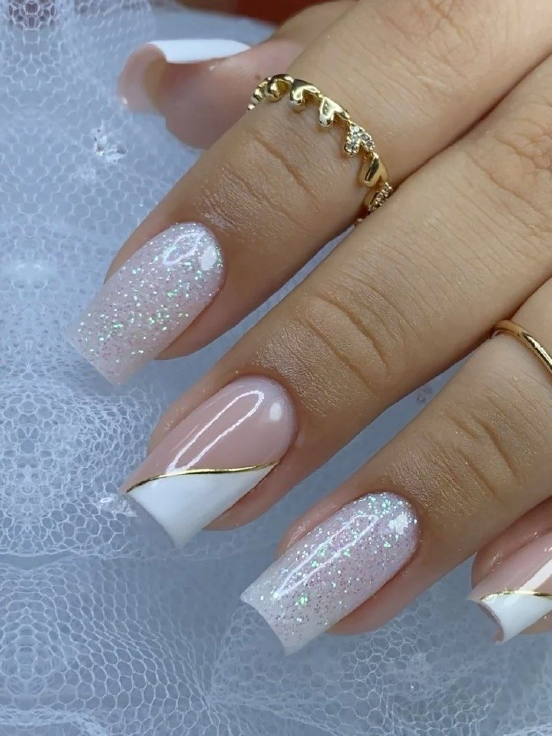 unha de gel decorada com glitter delicada
