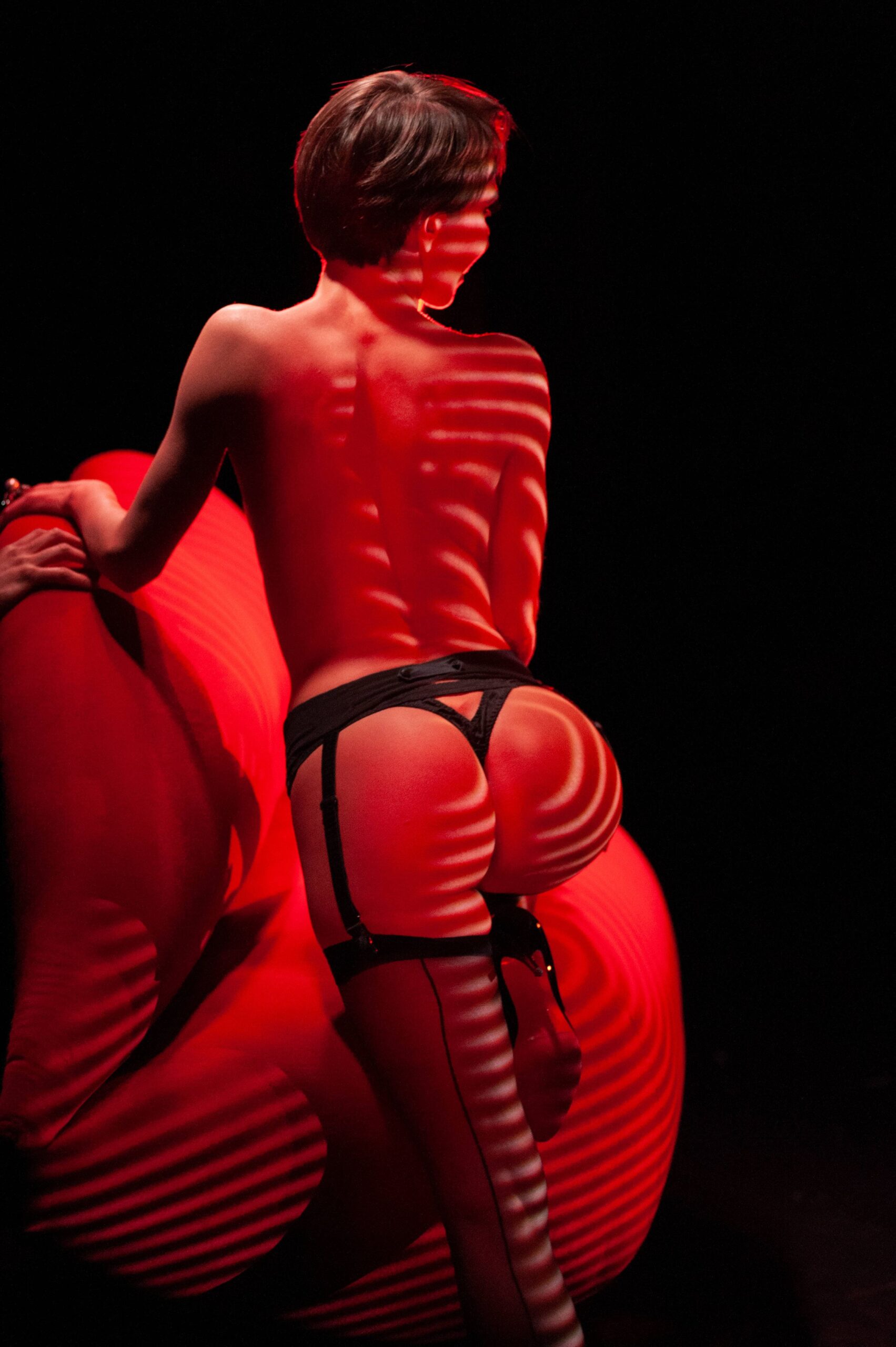 Guia Completo: Como Fazer um Striptease Sensual em Casa