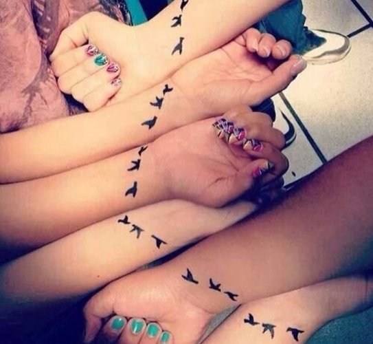 tatuagem fineline vs minimalista para amigas