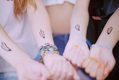 tatuagem fineline vs minimalista para amigas