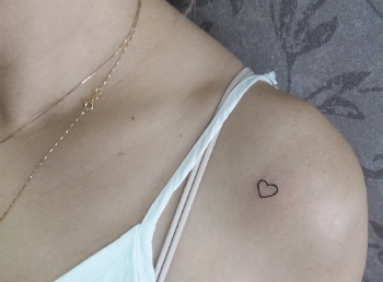 tatuagem delicada feminina vs tatuagem tradicional