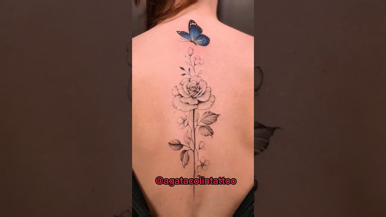 tatuagem feminina no ombro com flores delicadas
