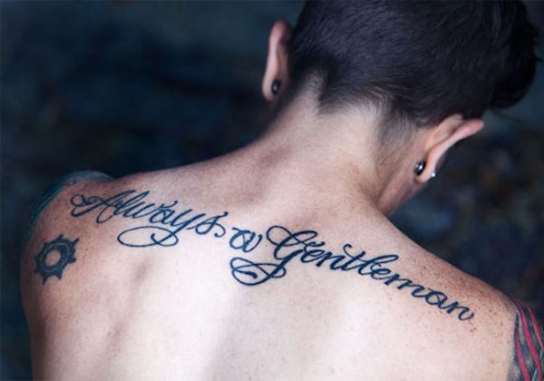 tatuagem frase masculina no antebraço