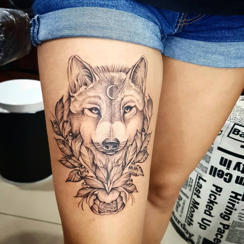 tatuagem de lobo com outros animais