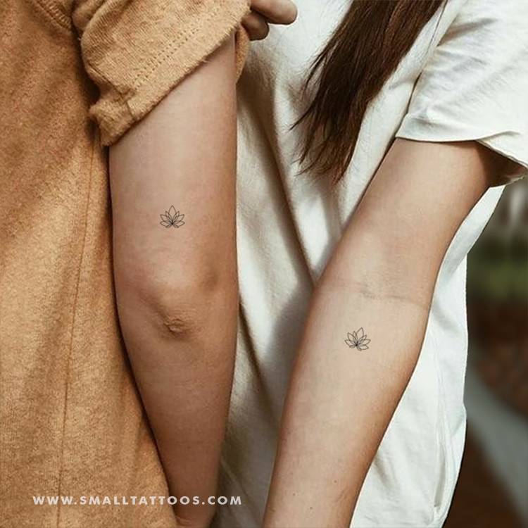 tatuagem minimalista de flor de lótus