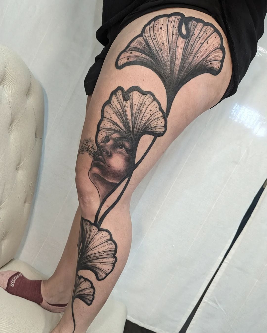 tatuagem blackwork canela