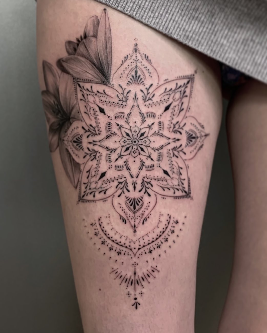 melhores ideias de tatuagem na coxa feminina