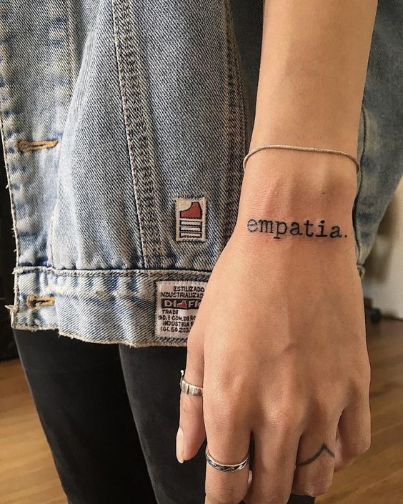 tatuagem de frase na mão vs braço