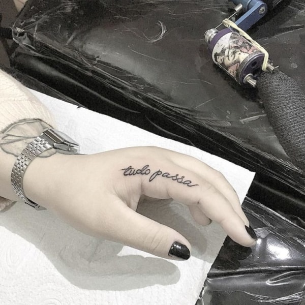 quanto custa tatuagem de frase na mão