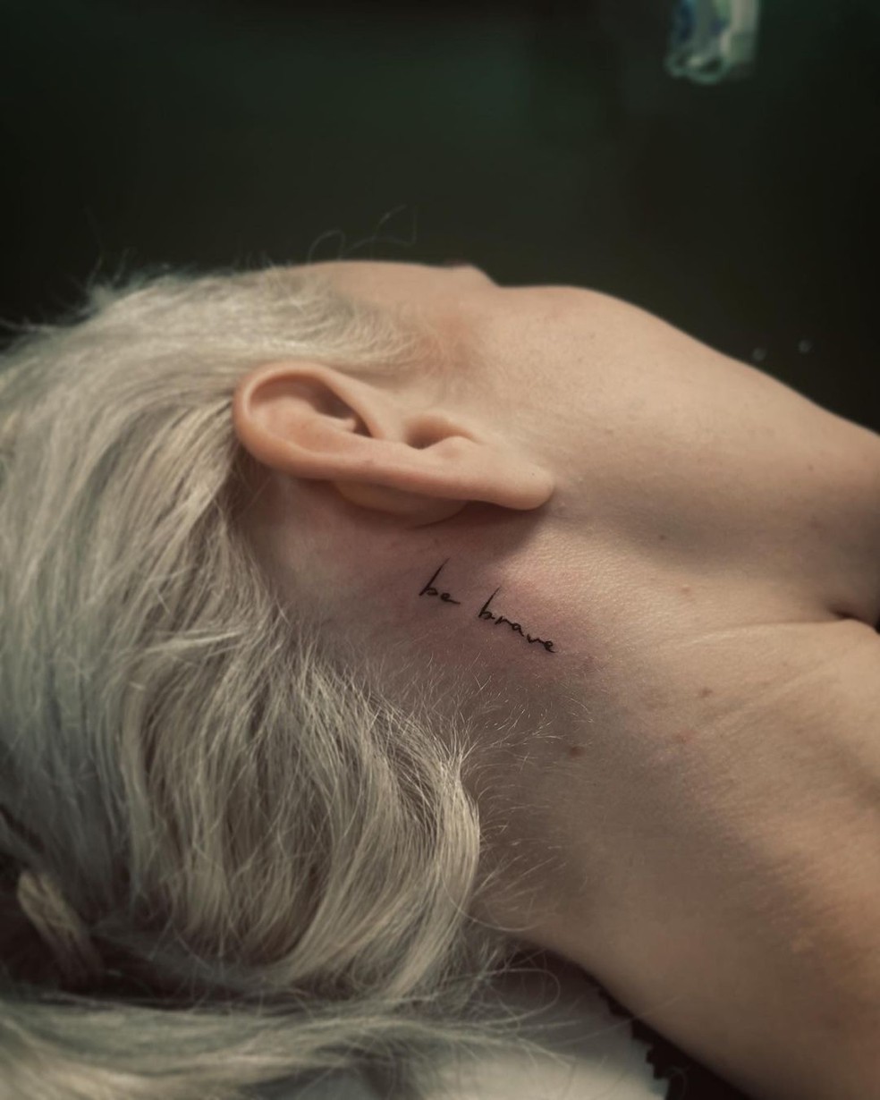 5 ideias de títulos:
1. Tatuagens Atrás da Orelha: Guia Completo de Estilos e Cuidados
2. Minimalismo na Pele: As Melhores Tatuagens Escritas Atrás da Orelha
3. Significados Ocultos: Tatuagens Numéricas Atrás da Orelha
4. Dor e Cicatrização: O Que Esperar de uma Tatuagem Atrás da Orelha
5. Inspirações de Tatuagens Atrás da Orelha para Homens e Mulheres