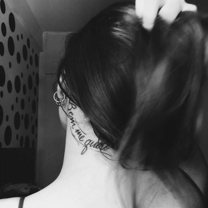 5 ideias de títulos:
1. Tatuagens Atrás da Orelha: Guia Completo de Estilos e Cuidados
2. Minimalismo na Pele: As Melhores Tatuagens Escritas Atrás da Orelha
3. Significados Ocultos: Tatuagens Numéricas Atrás da Orelha
4. Dor e Cicatrização: O Que Esperar de uma Tatuagem Atrás da Orelha
5. Inspirações de Tatuagens Atrás da Orelha para Homens e Mulheres