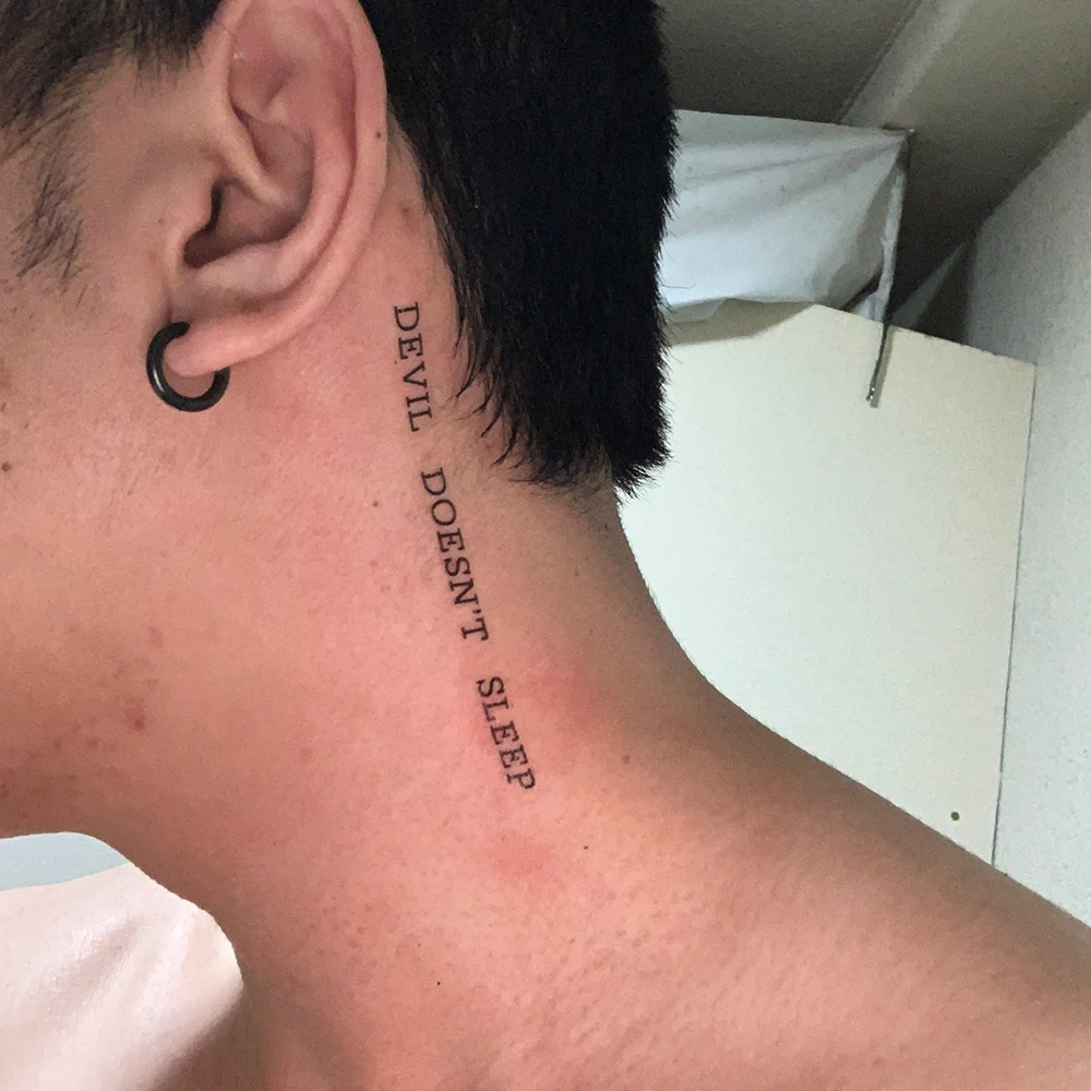 5 ideias de títulos:
1. Tatuagens Atrás da Orelha: Guia Completo de Estilos e Cuidados
2. Minimalismo na Pele: As Melhores Tatuagens Escritas Atrás da Orelha
3. Significados Ocultos: Tatuagens Numéricas Atrás da Orelha
4. Dor e Cicatrização: O Que Esperar de uma Tatuagem Atrás da Orelha
5. Inspirações de Tatuagens Atrás da Orelha para Homens e Mulheres