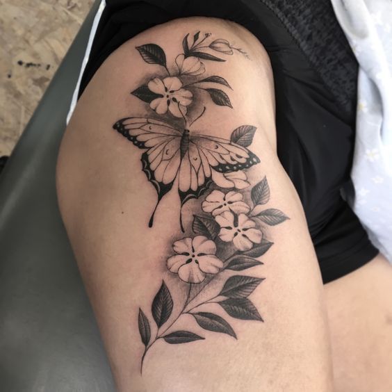 tatuagem borboleta coxa pequena ou grande