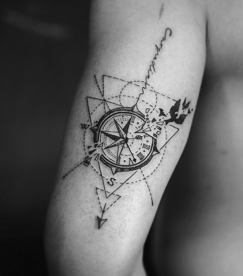 tatuagem bússola feminina