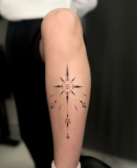 tatuagem bússola feminina vs tatuagem rosa dos ventos feminina: qual escolher?