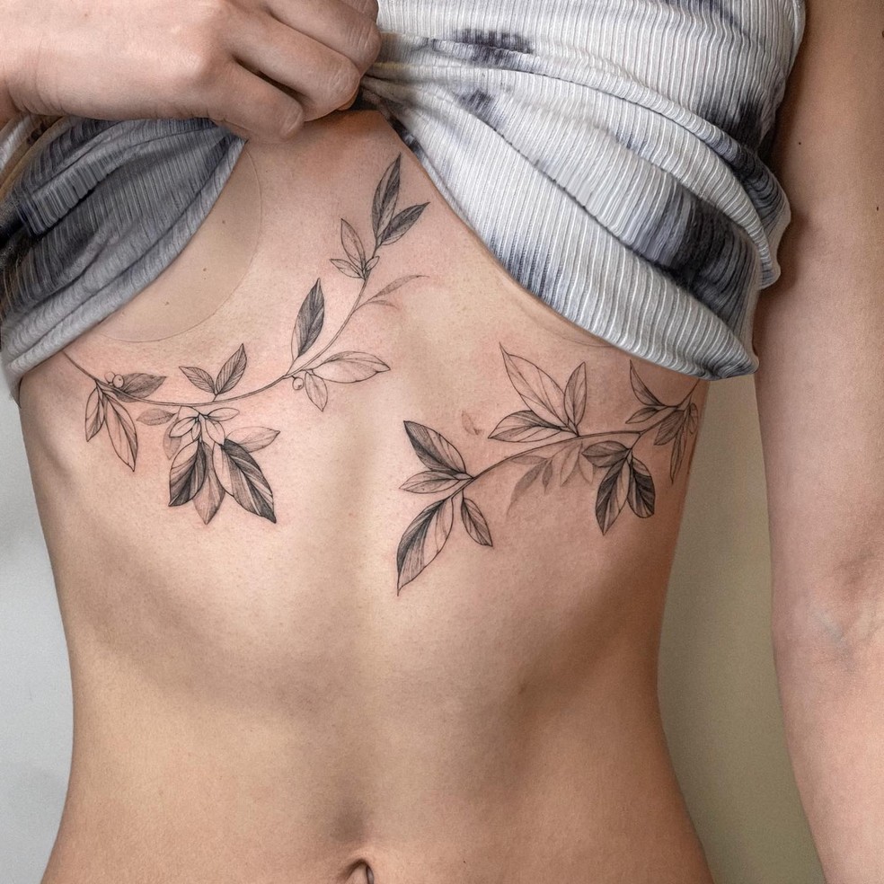 ideias de tatuagem delicada na costela feminina