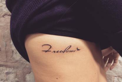 tatuagem de frase na costela significado