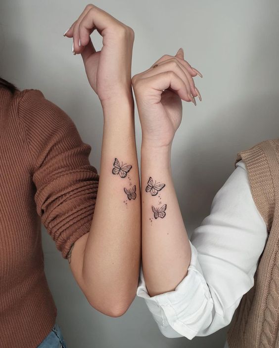 tatuagem de amiga com frase que se completa