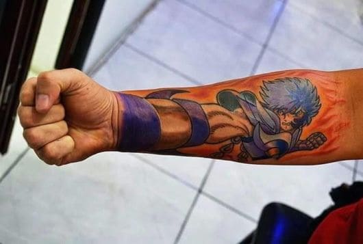 tatuagem de anime estilo blackwork no braço