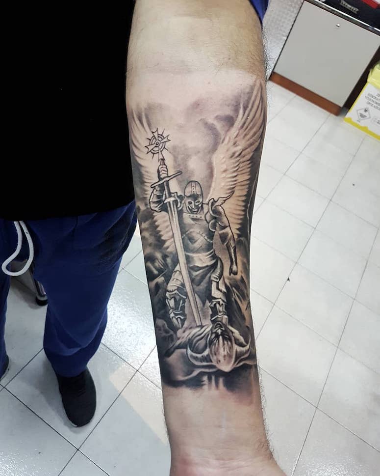 tatuagem anjo no ombro