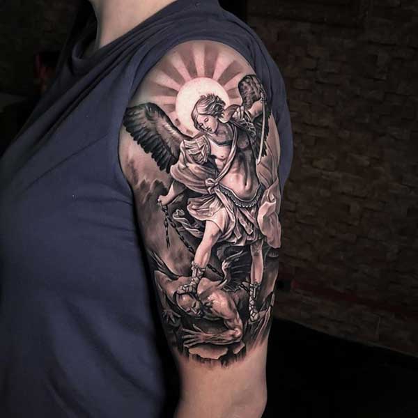 tatuagem anjo fechamento de braço