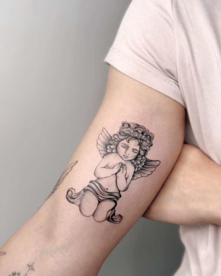 tatuagem anjo preto e cinza braço