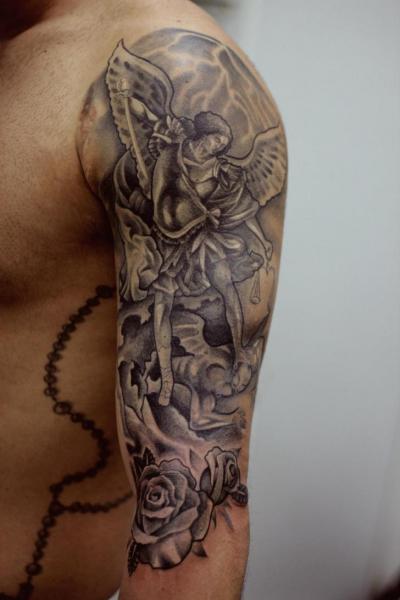 tatuagem anjo com espada braço