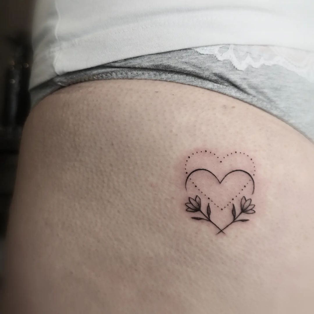 tatuagem de coração na bunda