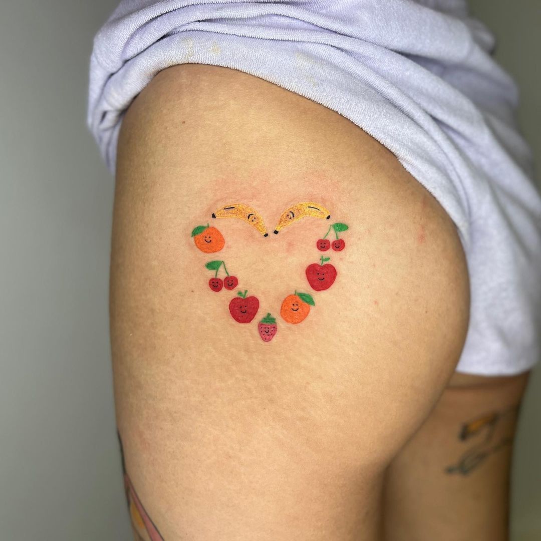 ideias de tatuagem de coração na bunda para inspiração
