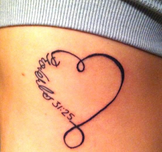 tatuagem de coração na bunda