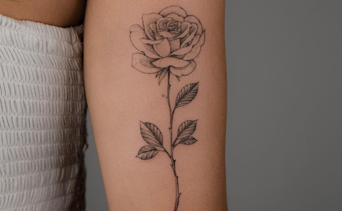 tatuagem de flor feminina delicada