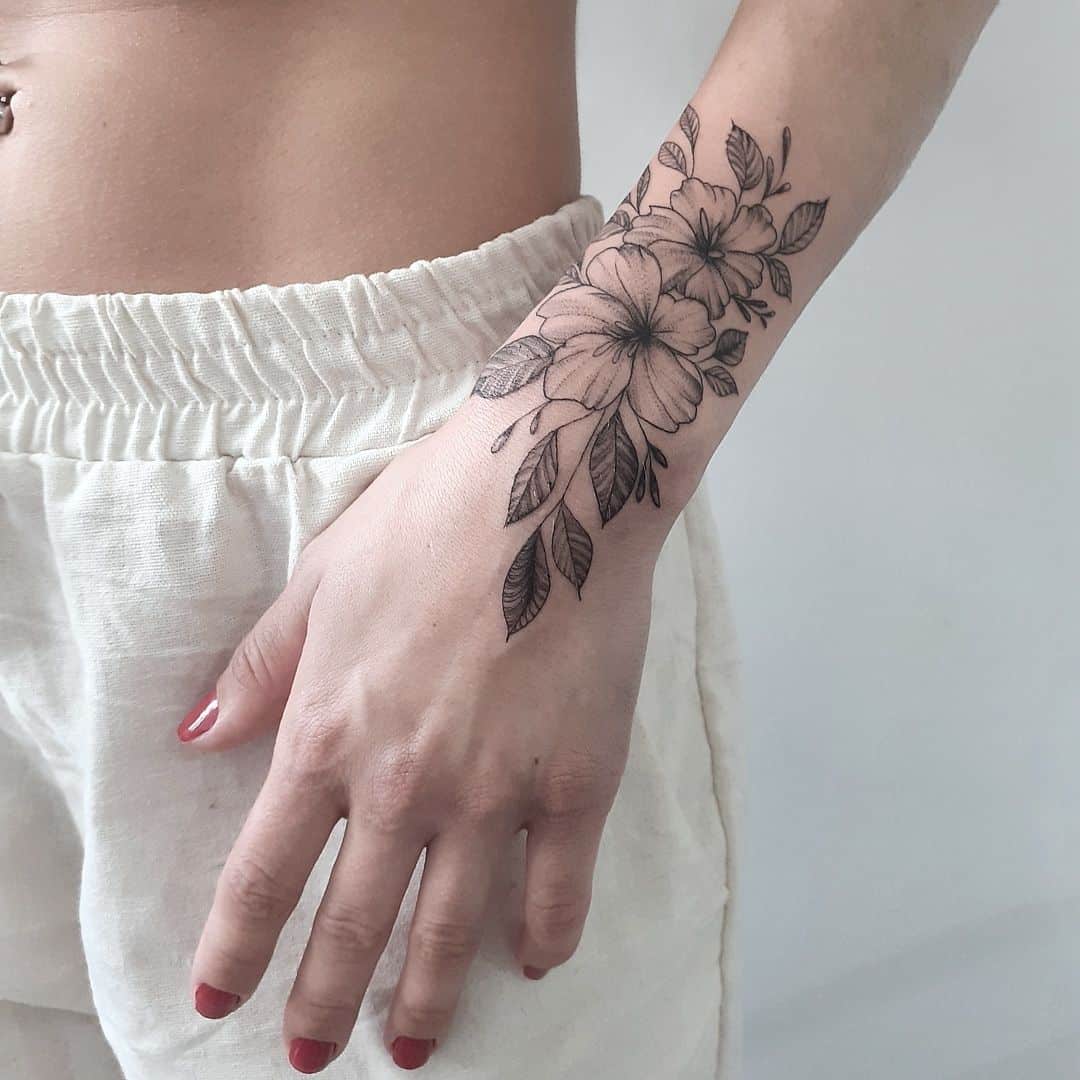 quanto custa uma tatuagem de flor delicada feminina