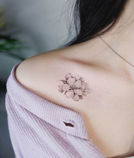 tatuagem de flor feminina delicada