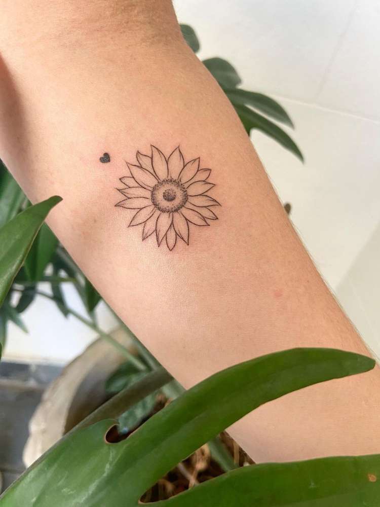 erros comuns ao fazer tatuagem de flor delicada feminina