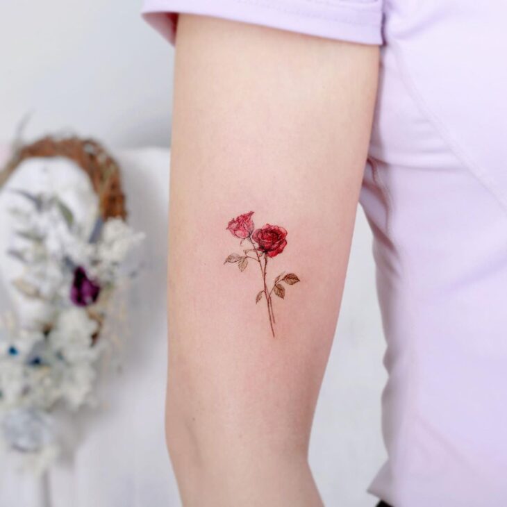 ideias de tatuagem de flor feminina delicada para inspirar