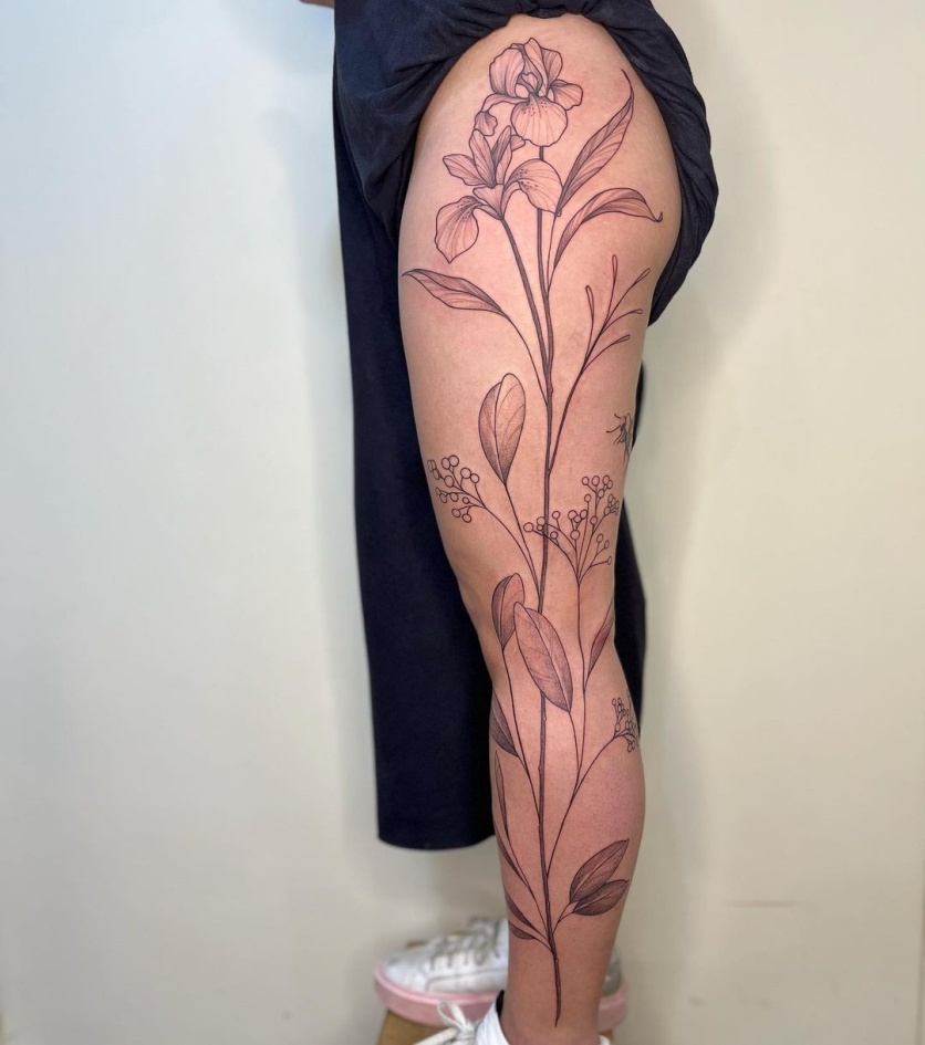 ideias de tatuagem de flor na perna para inspirar