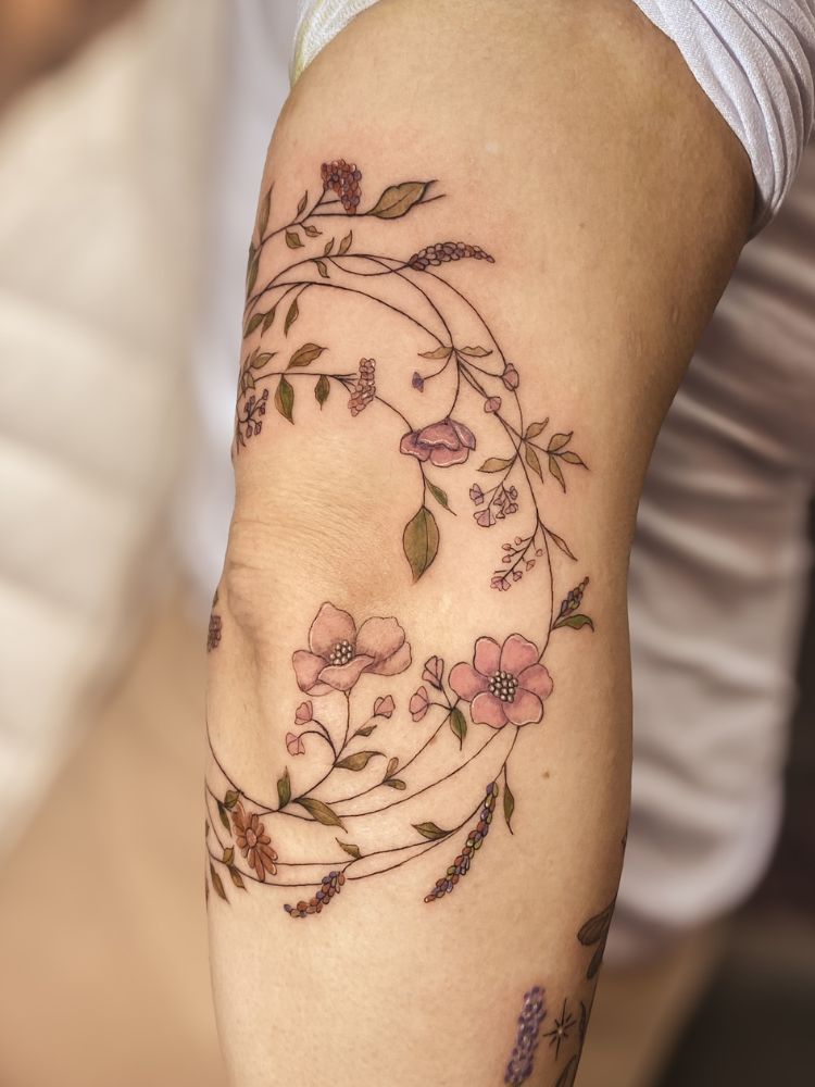 tatuagem de flor na perna