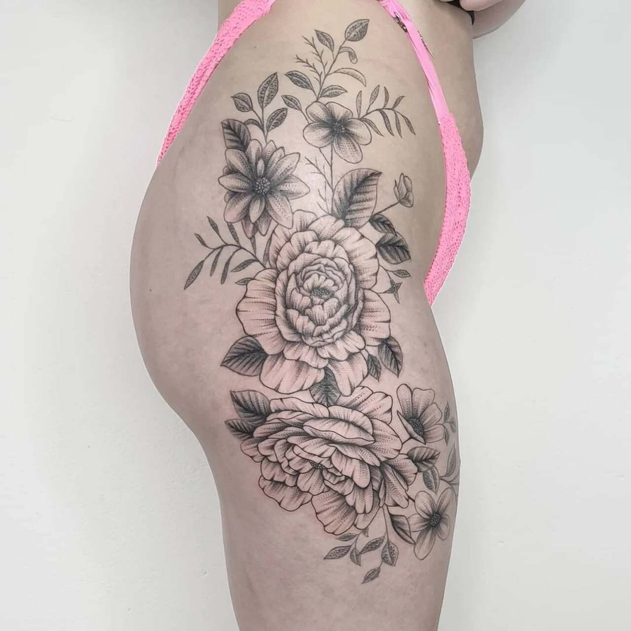 tatuagem de flor na perna