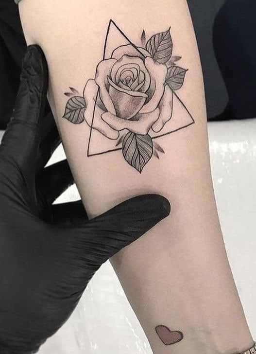 5 ideias de títulos para posts sobre tatuagens de flores no antebraço:
1. Tatuagens de Flores Delicadas no Antebraço: Guia Completo de Estilos e Significados
2. Fineline no Antebraço: A Elegância das Tatuagens de Flores em Traço Fino
3. Descubra o Significado das Flores Mais Populares para Tatuagens no Antebraço
4. Ideias Criativas de Tatuagens Florais para o Antebraço: Do Minimalismo ao Detalhe
5. Tatuagem Floral no Antebraço: Preto e Cinza vs. Aquarela - Qual Escolher?