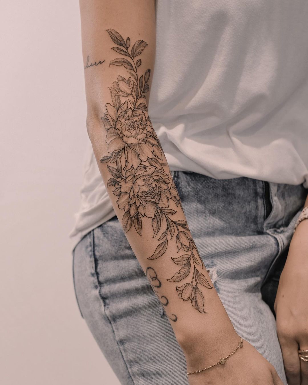 5 ideias de títulos para posts sobre tatuagens de flores no antebraço:
1. Tatuagens de Flores Delicadas no Antebraço: Guia Completo de Estilos e Significados
2. Fineline no Antebraço: A Elegância das Tatuagens de Flores em Traço Fino
3. Descubra o Significado das Flores Mais Populares para Tatuagens no Antebraço
4. Ideias Criativas de Tatuagens Florais para o Antebraço: Do Minimalismo ao Detalhe
5. Tatuagem Floral no Antebraço: Preto e Cinza vs. Aquarela - Qual Escolher?