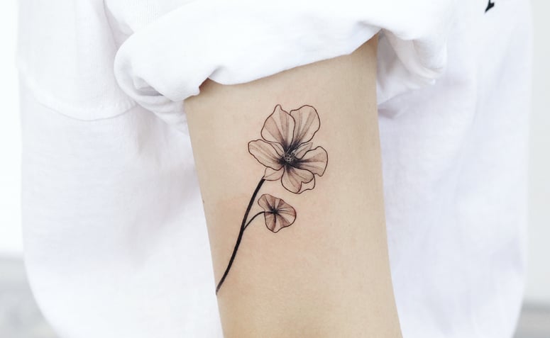 Tatuagem De Flores Delicadas No Antebraço
