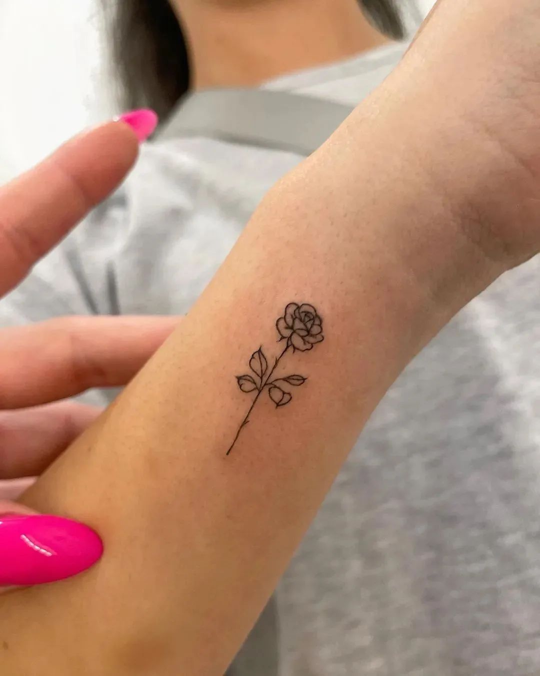 5 ideias de títulos para posts sobre tatuagens de flores no antebraço:
1. Tatuagens de Flores Delicadas no Antebraço: Guia Completo de Estilos e Significados
2. Fineline no Antebraço: A Elegância das Tatuagens de Flores em Traço Fino
3. Descubra o Significado das Flores Mais Populares para Tatuagens no Antebraço
4. Ideias Criativas de Tatuagens Florais para o Antebraço: Do Minimalismo ao Detalhe
5. Tatuagem Floral no Antebraço: Preto e Cinza vs. Aquarela - Qual Escolher?